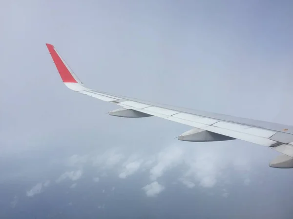 飛行機からの雲の様子翼の飛行機と雲と青空の空撮。旅行と旅のコンセプト. — ストック写真
