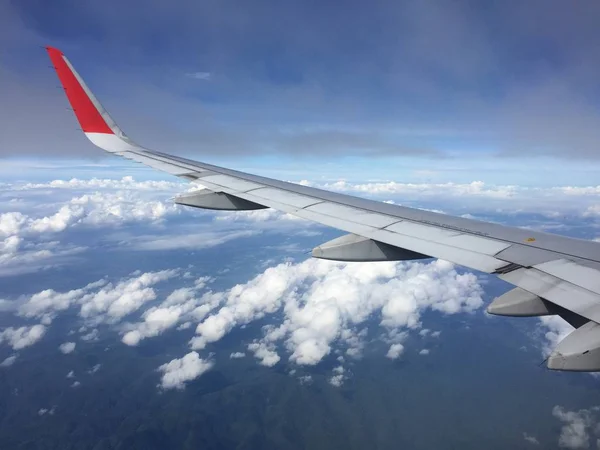 Bulutlar uçaktan görünümünü. Kanat'ın uçak ile bulut ve mavi gökyüzü hava görünümünü. Seyahat ve yolculuk kavramı.