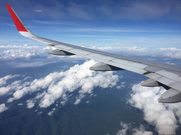 Bulutlar uçaktan görünümünü. Kanat'ın uçak ile bulut ve mavi gökyüzü hava görünümünü. Seyahat ve yolculuk kavramı.