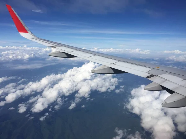 Vista de nubes desde el aeroplano. Vista aérea de nubes y cielo azul con el aeroplano del ala. Concepto de viaje y viaje . — Foto de Stock