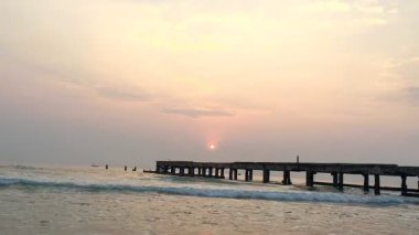 Eski köprü iskelesi güzel gün batımına karşı doğal zemin, arka plan ve çok amaçlı deniz manzarası için kullanılacak Hua Hin plajı, Tayland