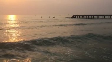 Eski köprü iskelesi güzel gün batımına karşı doğal zemin, arka plan ve çok amaçlı deniz manzarası için kullanılacak Hua Hin plajı, Tayland