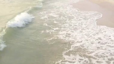 Sahilde güzel bir kum dalgası var. 