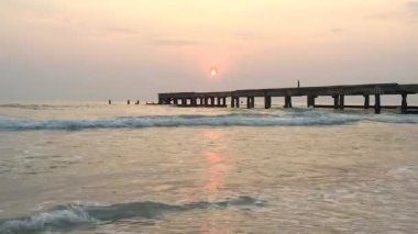 Eski köprü iskelesi güzel gün batımına karşı doğal zemin, arka plan ve çok amaçlı deniz manzarası için kullanılacak Hua Hin plajı, Tayland