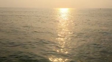 Sahilde güzel bir kum dalgası var.