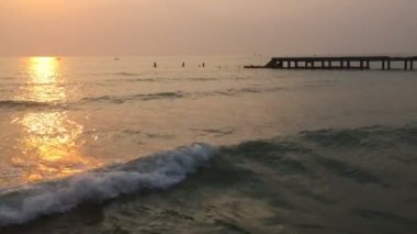 Sahilde güzel bir kum dalgası var.