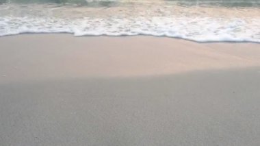 Sahilde güzel bir kum dalgası var.