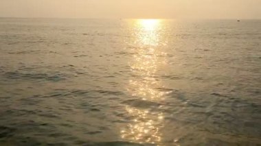 Sahilde güzel bir kum dalgası var.