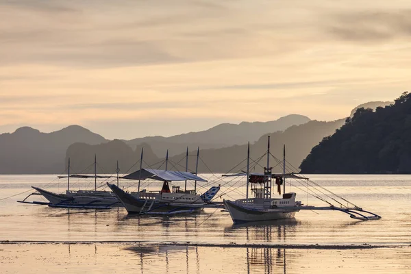 Tekneler El Nido (Palawan Adası, Filipinler. 
