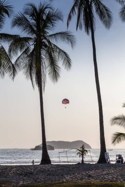 Günbatımı, plaj ve avuç içi içinde Manuel Antonio, Kosta Rika