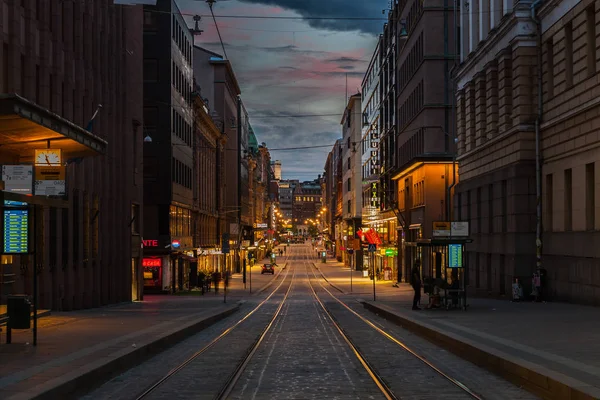 Helsinki şehir hayatı. Sokaklar, kültür. Finlandiya gece ışık