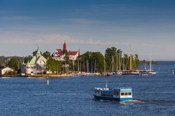 Vida da cidade de Helsínquia. Ruas, cultura. Finlândia mar, dourado — Fotografia de Stock