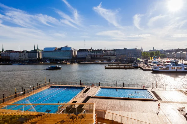 Vida da cidade de Helsínquia. Ruas, cultura. Finlândia piscina — Fotografia de Stock