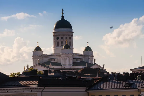 Vida da cidade de Helsínquia. Ruas, cultura. Finlândia, catedral — Fotografia de Stock