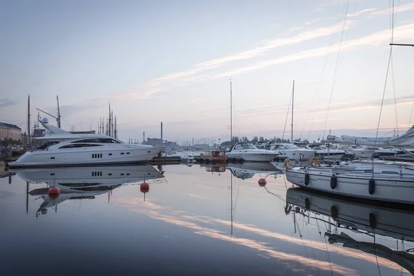 De manhã cedo em Helsínquia, Finlândia, navios e barcos, aterro — Fotografia de Stock