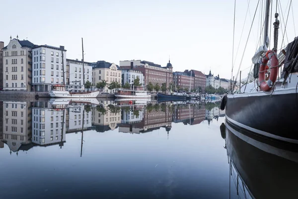 헬싱키, 핀란드, 선박 및 보트, 제방에 이른 아침 — 스톡 사진
