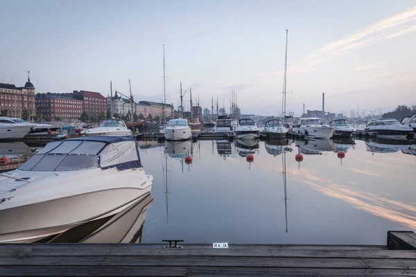 Kora reggel, Helsinki, Finnország, hajók és csónakok, töltés — Stock Fotó