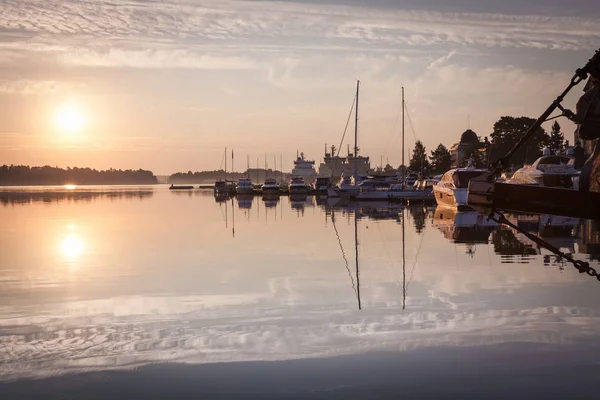 Vroege ochtend in Helsinki, Finland, schepen en boten, embankment — Stockfoto