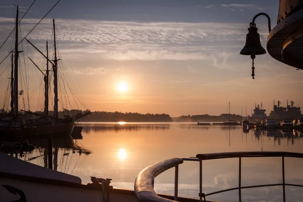 Helsinki, Finlandiya, gemiler ve deniz araçları, setin sabahın erken saatlerinde 
