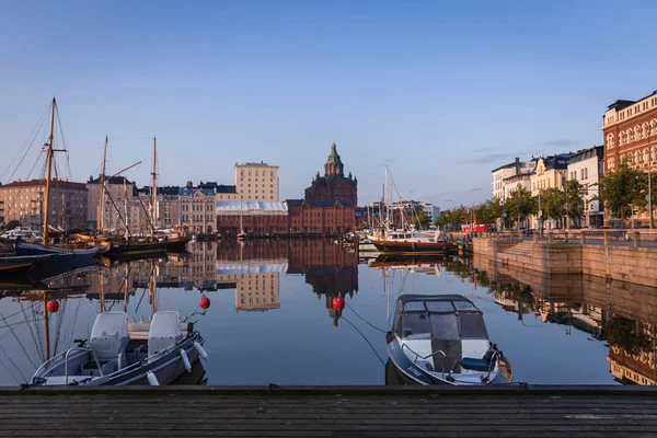 Kora reggel, Helsinki, Finnország, hajók és csónakok, töltés — Stock Fotó