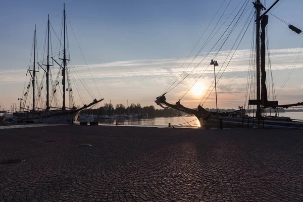 De manhã cedo em Helsínquia, Finlândia, navios e barcos, aterro — Fotografia de Stock
