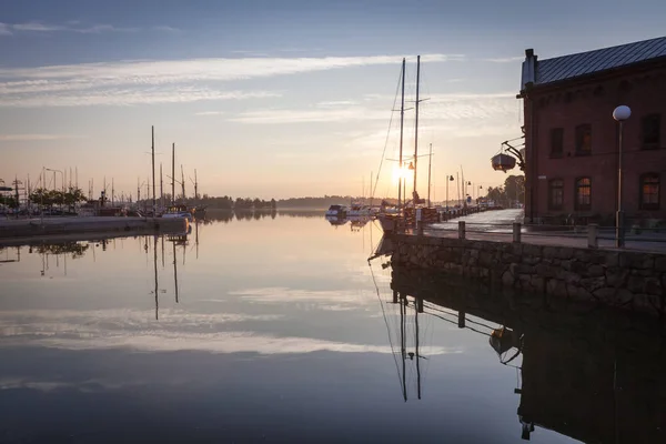 Brzy ráno v Helsinkách, lodě a čluny, nábřeží Royalty Free Stock Obrázky