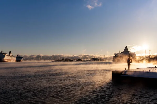 Helsinské zimy, lodě a ledu, nábřeží Royalty Free Stock Fotografie