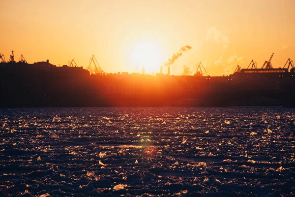 Saint Petersburg, Rusya. Neva Nehri. Kış.