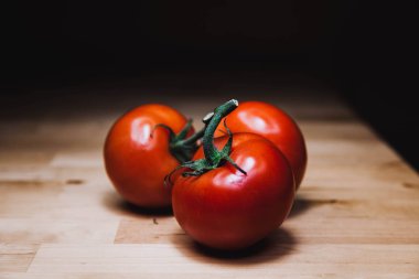 domates om ahşap masa 