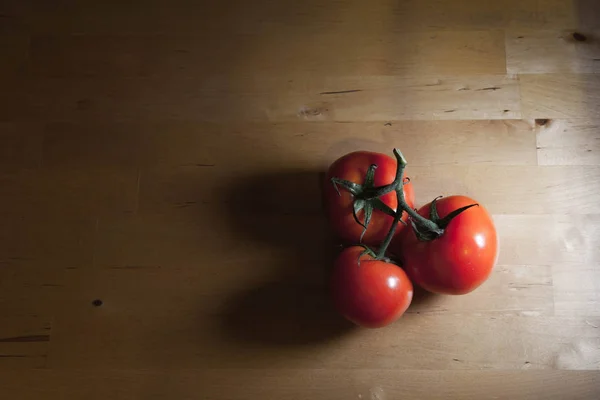 domates om ahşap masa 