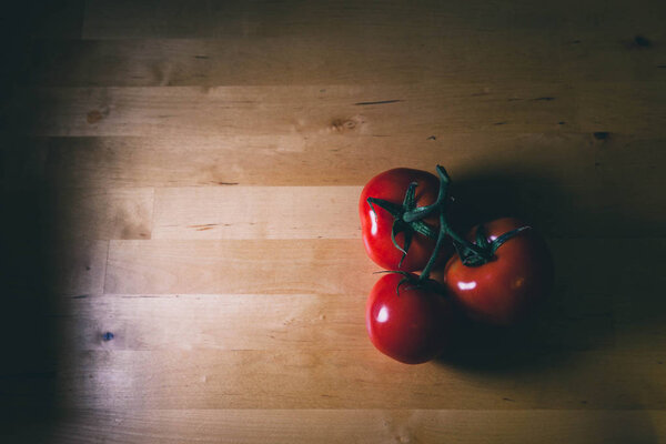 tomatoes om the wooden table 