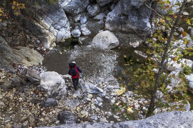  Turistler dağlarda seyahat eder.
