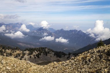 Dağlar, mavi gökyüzü, güzel bulutlar