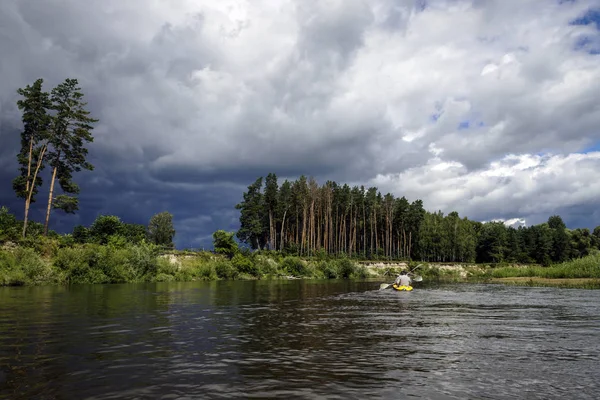 Voyage en canot le long de la rivière — Photo