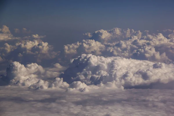 Blick von oben auf Wolken aus einem Flugzeugfenster an einem sonnigen Tag — Stockfoto