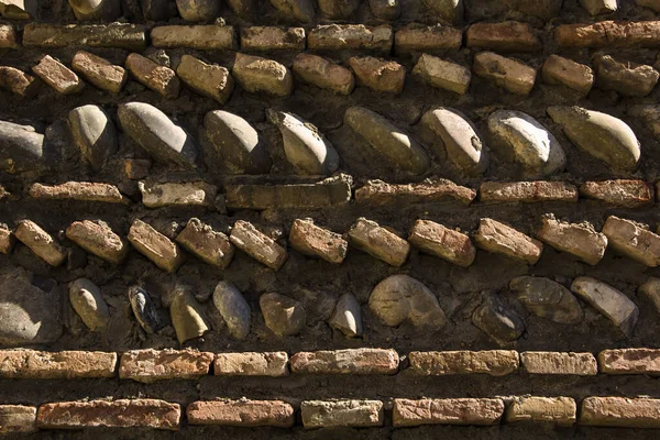 Eski Tiflis Georgia Kafkasya 'sında eski yıpranmış tuğla duvar dokusu