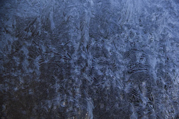 Gouttes d'eau congelées sur verre, fond — Photo