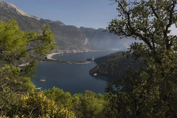 Dağdan Mavi Oludeniz Vadisi 'ne güzel bir arka plan.