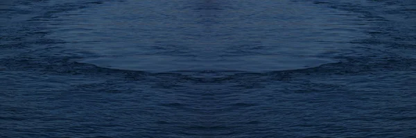 Mavi ve arka planda güzel şekilli deniz dalgaları