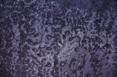 Arka planda, cam üzerinde donmuş su damlaları