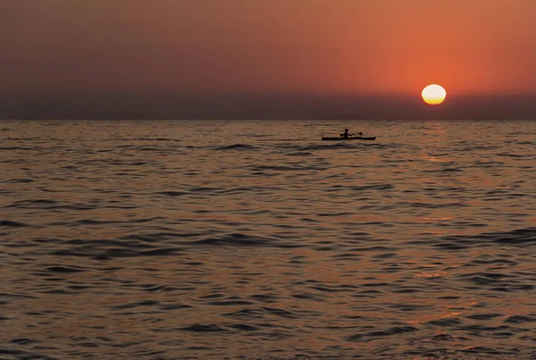 Acque calme dell'Egeo, barca sullo sfondo del tramonto, minimalismo, sfondo, Turchia — Foto Stock