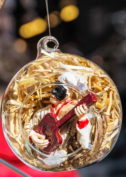 クリスマス ボールのプルチネッラ — ストック写真
