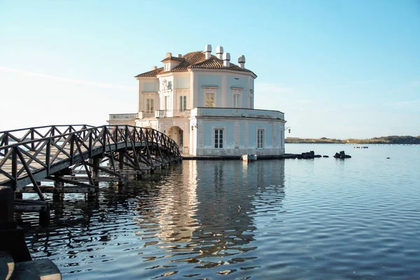 A elegante Casina Vanvitelliana no lago Fusaro, Pozzuoli, Nápoles, Itália — Fotografia de Stock