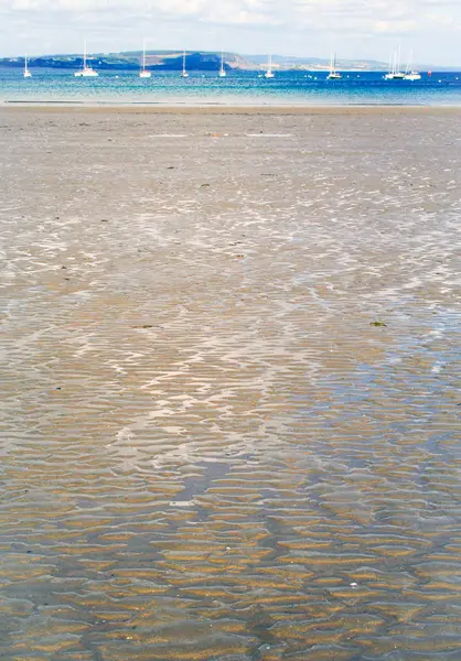 Широкий песчаный пляж пустыни на побережье Бретани — стоковое фото