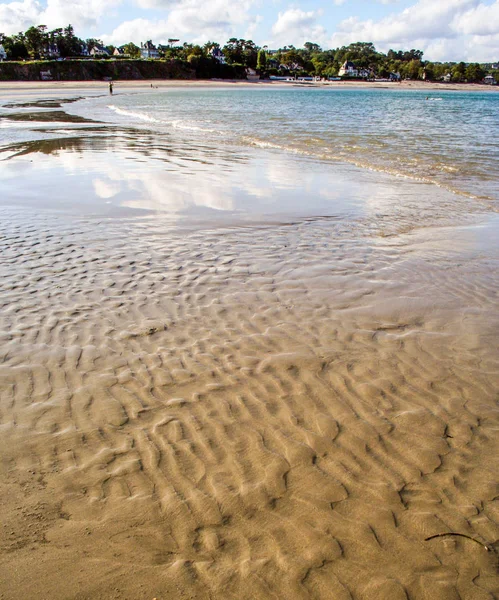 Breiter Wüstensandstrand an der Küste der Bretagne — Stockfoto