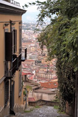 Napoli şehir eski merdivenlerde Napoli'den şehir görünümünü Pedamantina, Unesco Dünya Mirası olarak adlandırılan.