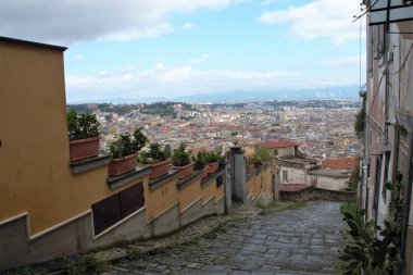 Napoli şehir eski merdivenlerde Napoli'den şehir görünümünü Pedamantina, Unesco Dünya Mirası olarak adlandırılan.