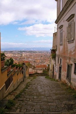 Napoli şehir eski merdivenlerde Napoli'den şehir görünümünü Pedamantina, Unesco Dünya Mirası olarak adlandırılan.