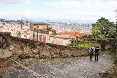 Napoli şehir eski merdivenlerde Napoli'den şehir görünümünü Pedamantina, Unesco Dünya Mirası olarak adlandırılan.