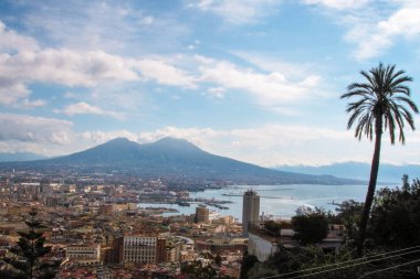 Napoli şehir eski merdivenlerde Napoli'den şehir görünümünü Pedamantina, Unesco Dünya Mirası olarak adlandırılan.